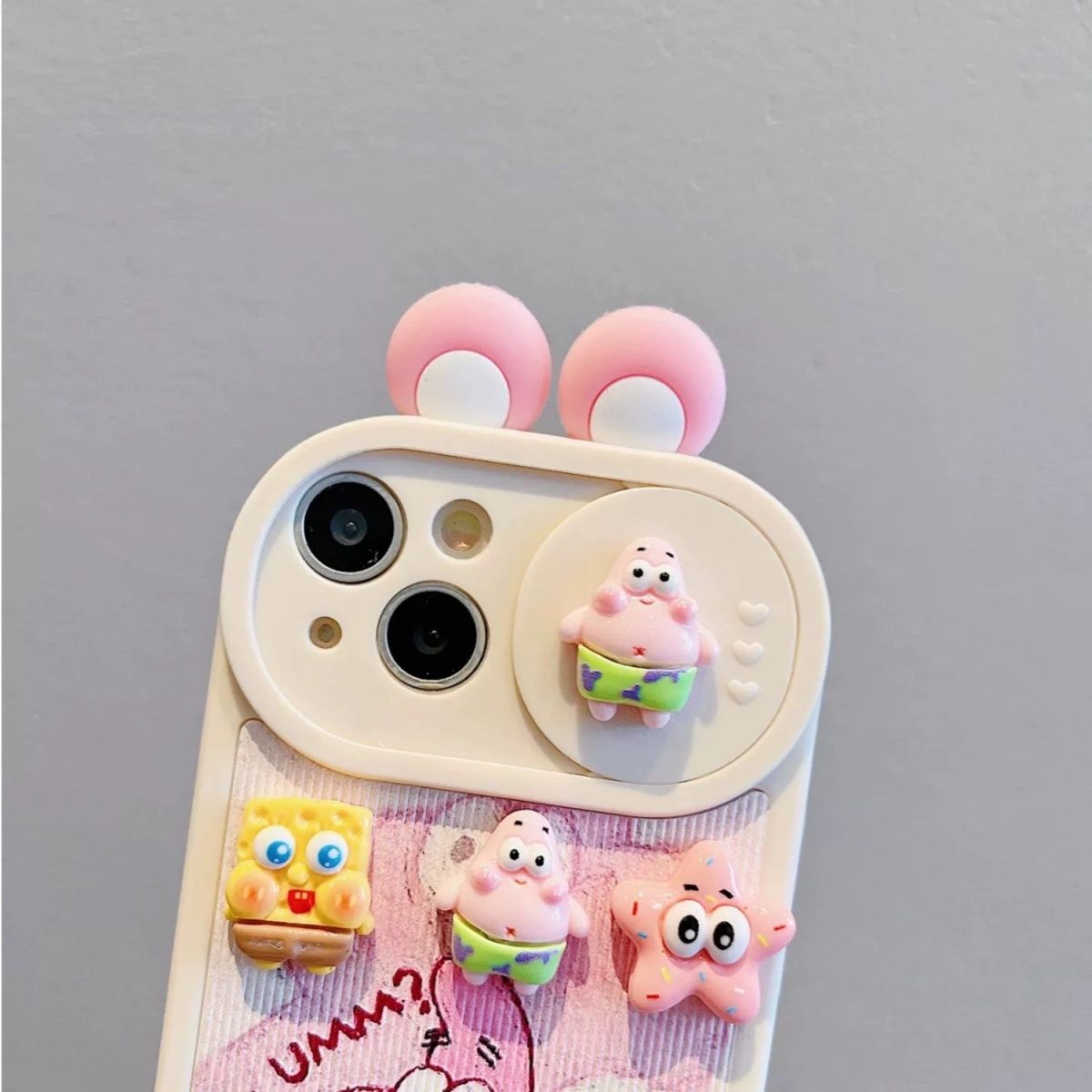 スマホケース  目を引く立体のスパンキング・グレイドとパトリックが、あなたのスマホを個性的に彩ります!  耐衝撃・防振性能に優れ、高級感あふれるスマホケースで、iPhone に対応