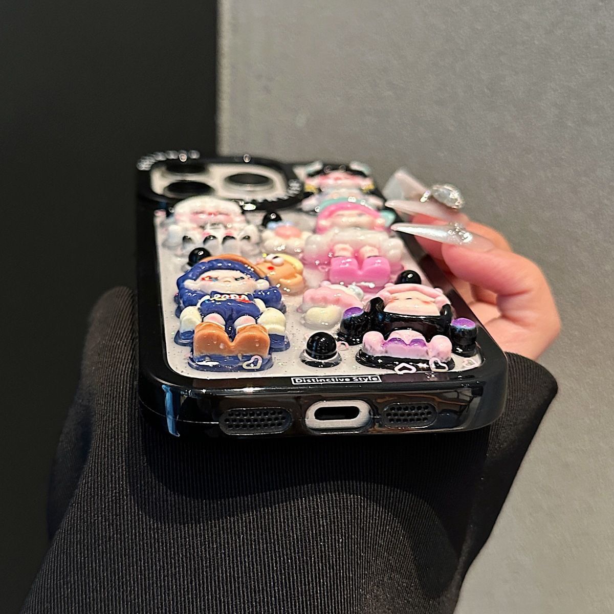 スマホケース  冒険心をくすぐる立体ドーラがスマホにやってきます!  耐衝撃・防振性能に優れ、高級感あふれるスマホケースで、iPhone に対応