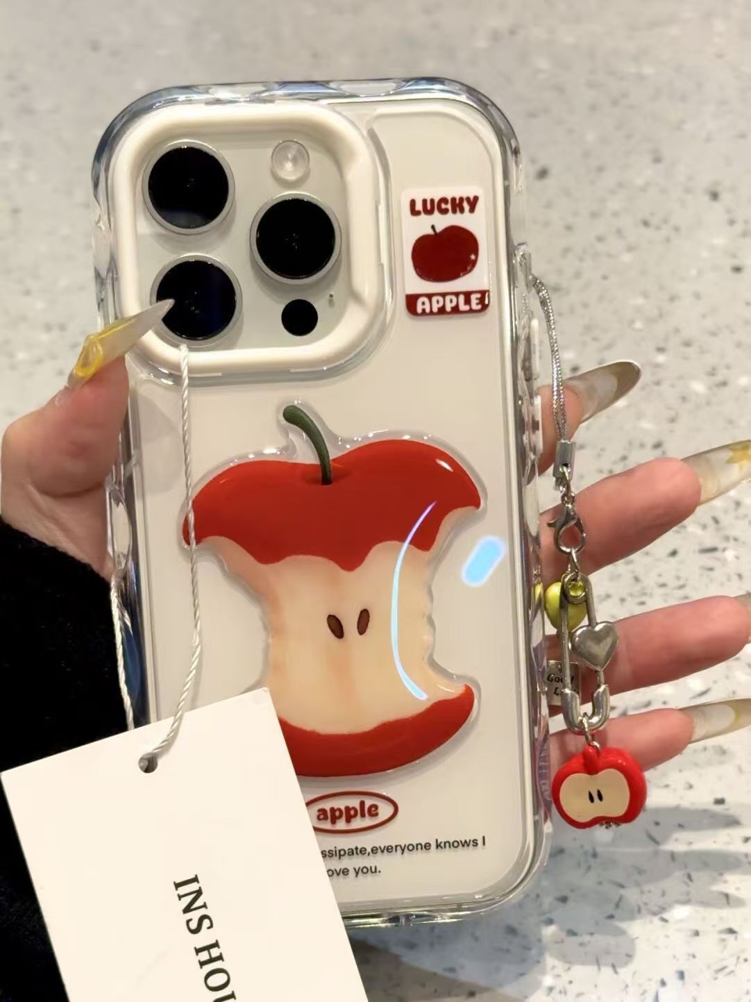 スマホケース  食べたくなるほどリアルな立体リンゴとナシがスマホに登場!  耐衝撃・防振性能に優れ、高級感あふれるスマホケースで、iPhone に対応