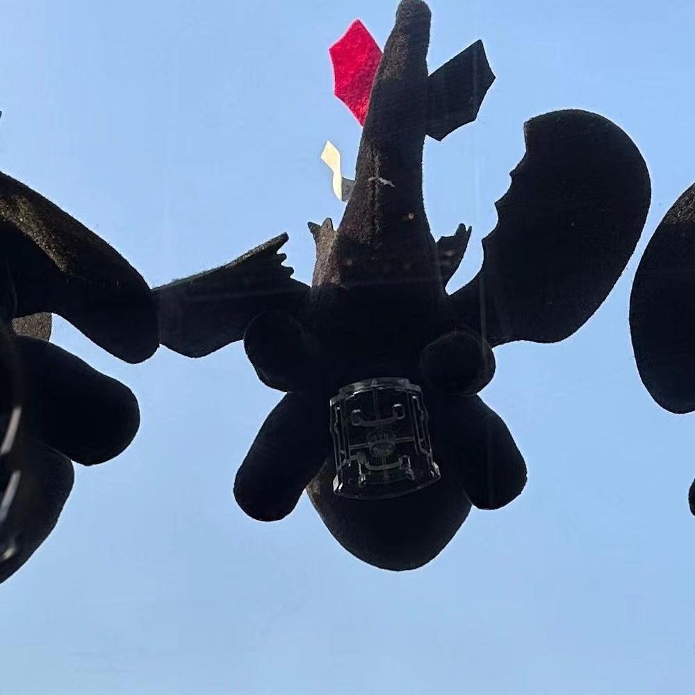 カー用品 車飾り物 ヘルメット車の吸盤人形オートバイオートバイスキー装飾人形の翼は飛行ドラゴンを動かすことができます