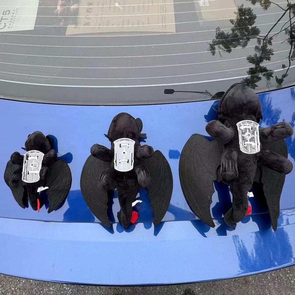 カー用品 車飾り物 ヘルメット車の吸盤人形オートバイオートバイスキー装飾人形の翼は飛行ドラゴンを動かすことができます