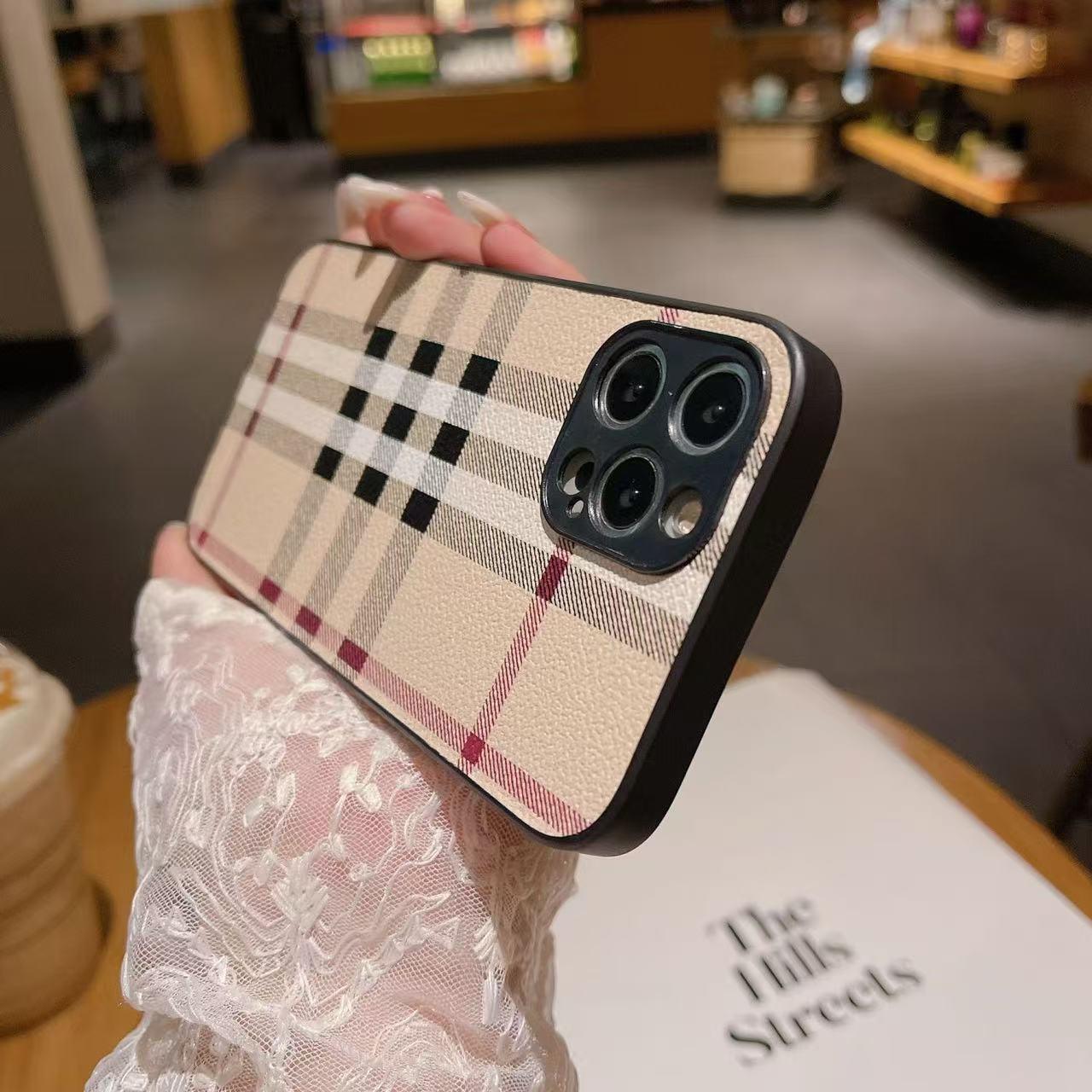 スマホケース  ストライプとチェック柄シリーズ  耐衝撃・防振性能に優れ、高級感あふれるスマホケースで、iPhone に対応