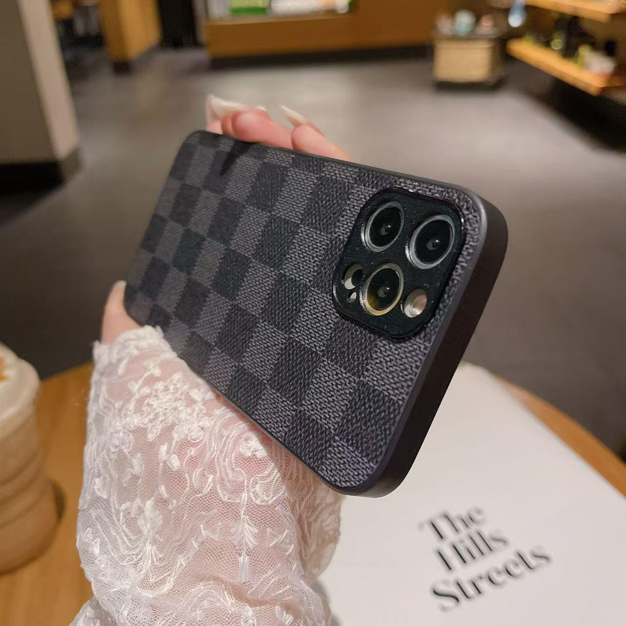 スマホケース  ストライプとチェック柄シリーズ  耐衝撃・防振性能に優れ、高級感あふれるスマホケースで、iPhone に対応