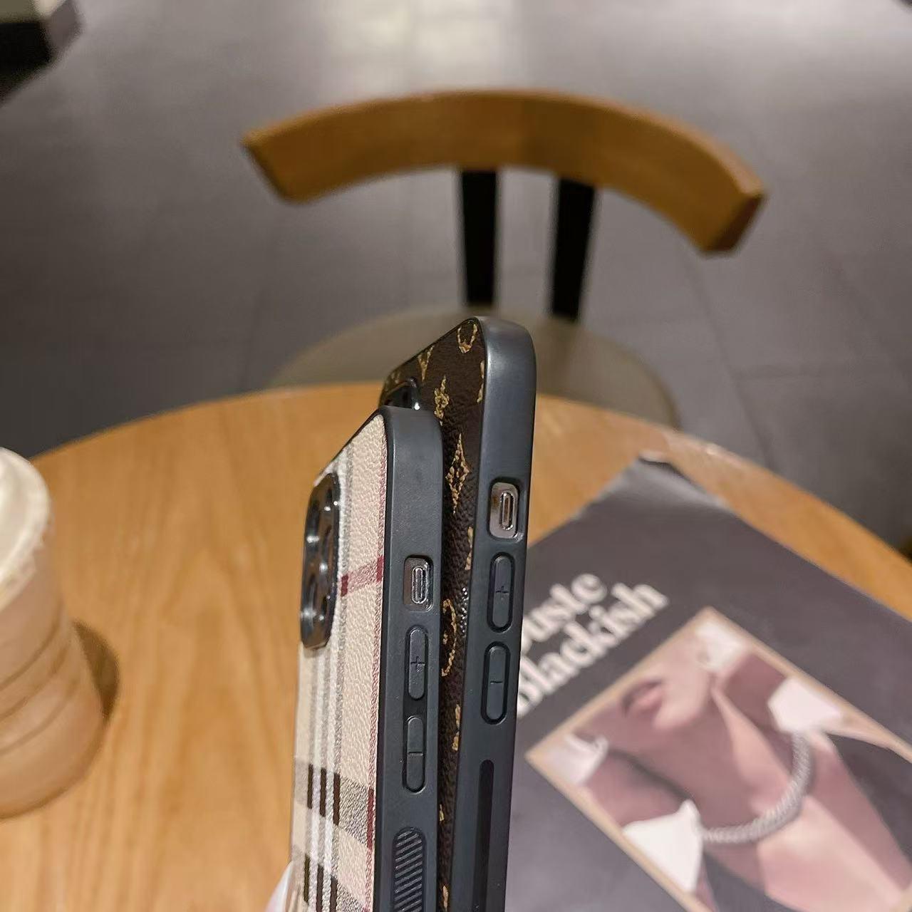 スマホケース  ストライプとチェック柄シリーズ  耐衝撃・防振性能に優れ、高級感あふれるスマホケースで、iPhone に対応