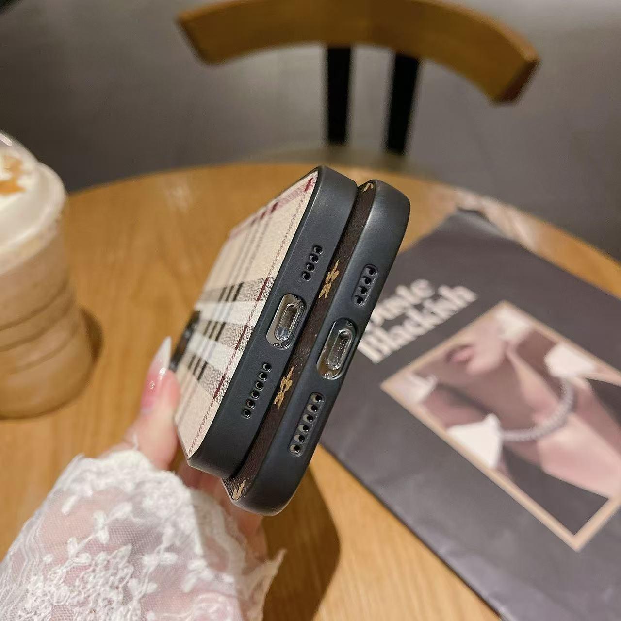 スマホケース  ストライプとチェック柄シリーズ  耐衝撃・防振性能に優れ、高級感あふれるスマホケースで、iPhone に対応