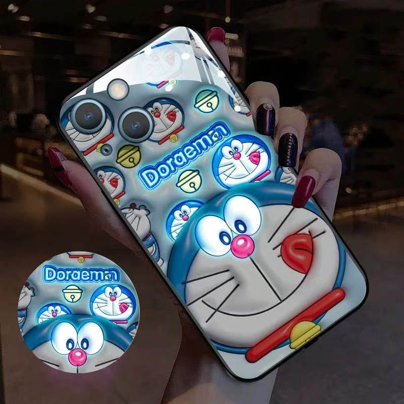 スマホケース  人気のドラえもんをデザインテーマに、スマートな発光機能を搭載テーマ  耐衝撃・防振性能に優れ、高級感あふれるスマホケースで、iPhone に対応