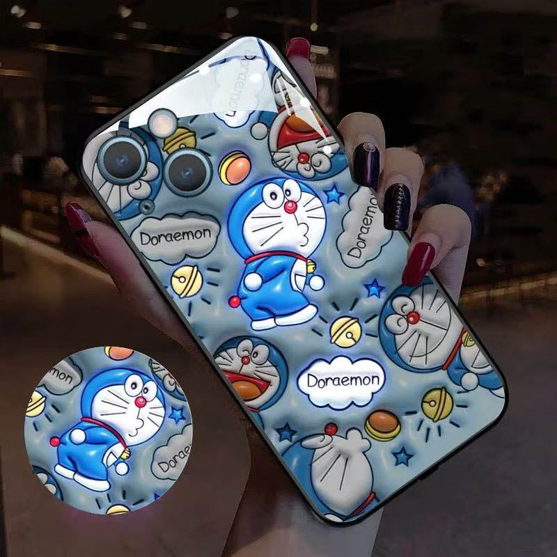スマホケース  人気のドラえもんをデザインテーマに、スマートな発光機能を搭載テーマ  耐衝撃・防振性能に優れ、高級感あふれるスマホケースで、iPhone に対応