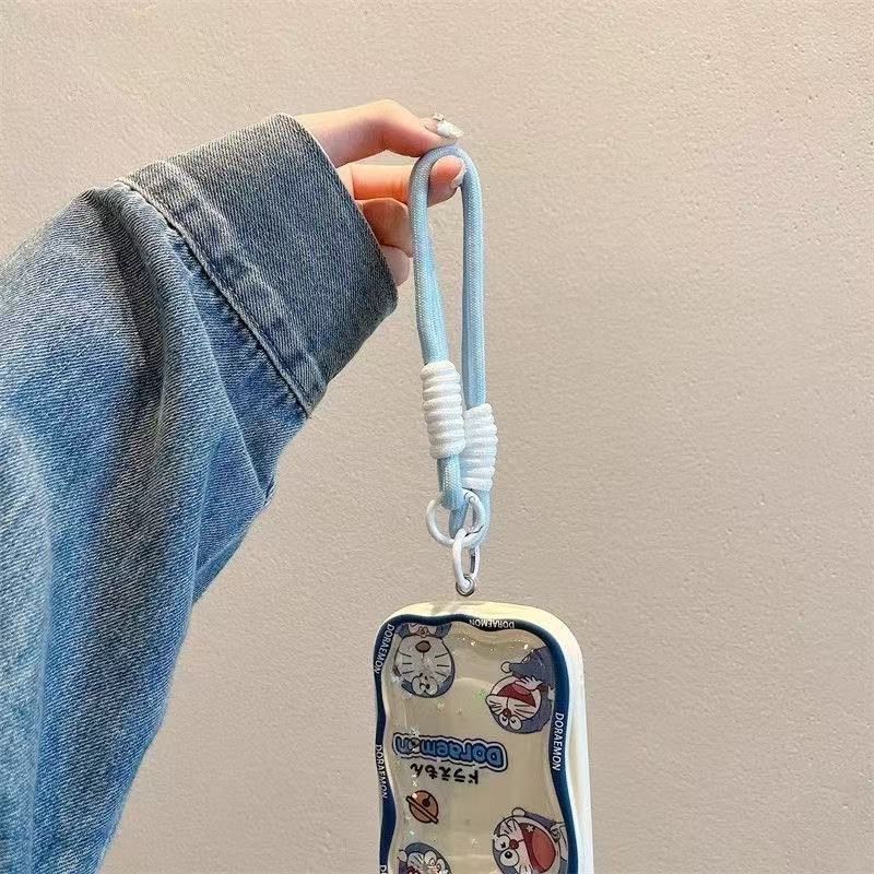 スマホケース  流砂式ドラえもんテーマ、紐付き   耐衝撃・防振性能に優れ、高級感あふれるスマホケースで、iPhone に対応