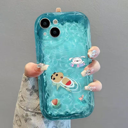 スマホケース  夏のクレヨンしんちゃんテーマ、  耐衝撃・防振性能に優れ、高級感あふれるスマホケースで、iPhone に対応