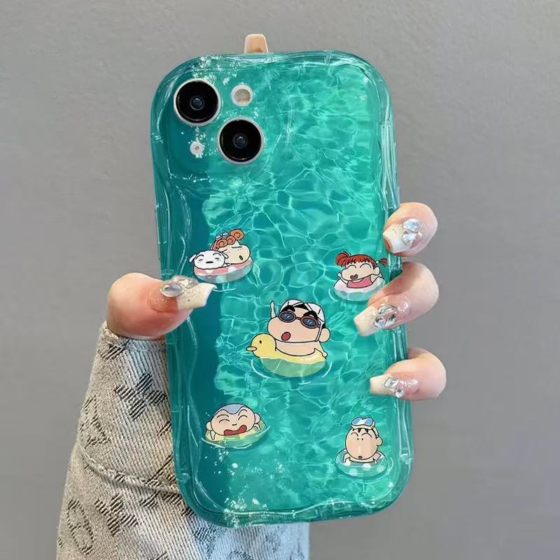 スマホケース  夏のクレヨンしんちゃんテーマ、  耐衝撃・防振性能に優れ、高級感あふれるスマホケースで、iPhone に対応