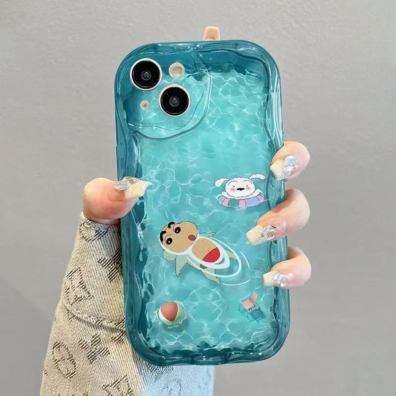 スマホケース  夏のクレヨンしんちゃんテーマ、  耐衝撃・防振性能に優れ、高級感あふれるスマホケースで、iPhone に対応