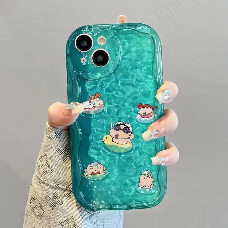 スマホケース  夏のクレヨンしんちゃんテーマ、  耐衝撃・防振性能に優れ、高級感あふれるスマホケースで、iPhone に対応