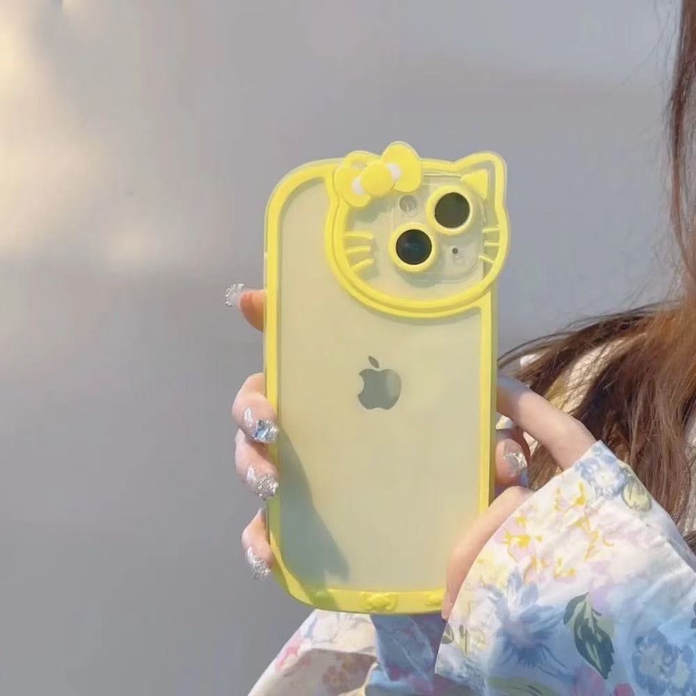 スマホケース  ハローキティがカメラ部分を可愛らしく囲むデザインで登場!  耐衝撃・防振性能に優れ、高級感あふれるスマホケースで、iPhone に対応