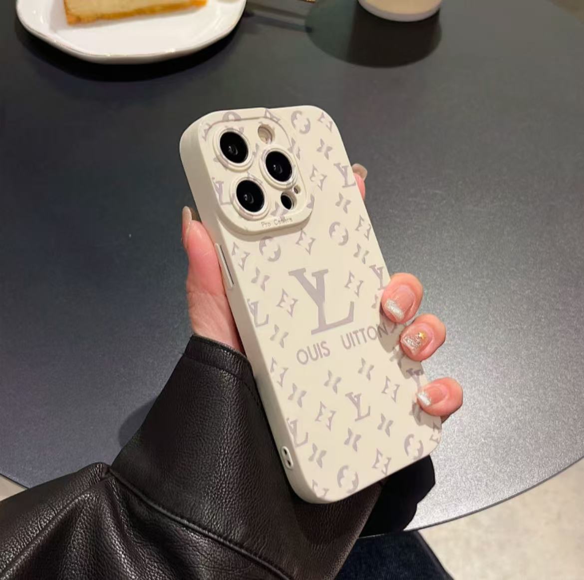 スマホケース 全10色 耐衝撃・防振性能に優れ、高級感あふれるスマホケースで、iPhone に対応