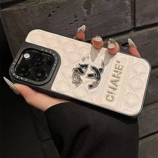 スマホケース  高級感ダブルC   耐衝撃・防振性能に優れ、高級感あふれるスマホケースで、iPhone12~17 に対応