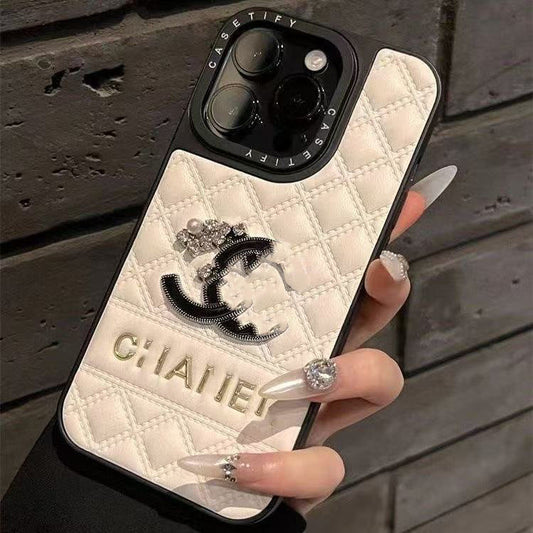 スマホケース  高級感ダブルC   耐衝撃・防振性能に優れ、高級感あふれるスマホケースで、iPhone12~17 に対応