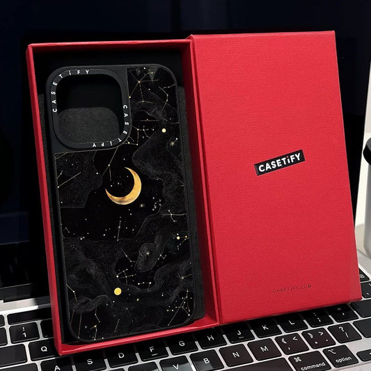 スマホケース  星いっぱいと宇宙の月をテーマ  耐衝撃・防振性能に優れ、高級感あふれるスマホケースで、iPhone に対応
