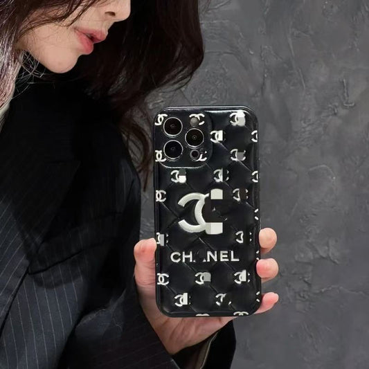 スマホケース  ダブルC   耐衝撃・防振性能に優れ、高級感あふれるスマホケースで、iPhone に対応