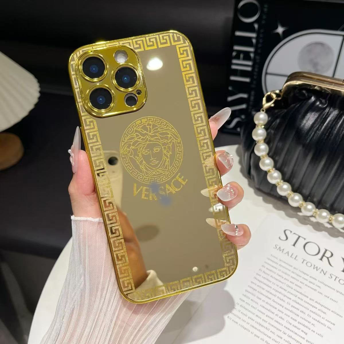 スマホケース 電気メッキゴールドテーマ 耐衝撃・防振性能に優れ、高級感あふれるスマホケースで、iPhone に対応