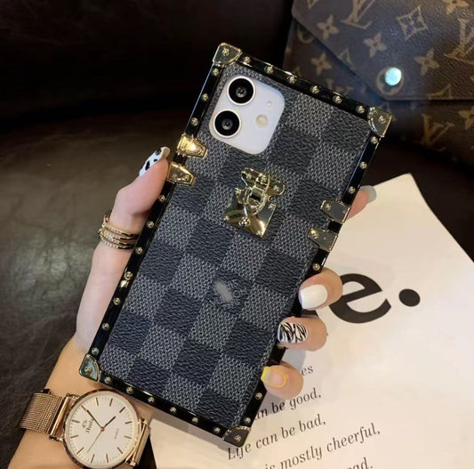 スマホケース 四角形 全9種類  耐衝撃・防振性能に優れ、高級感あふれるスマホケースで、iPhone に対応