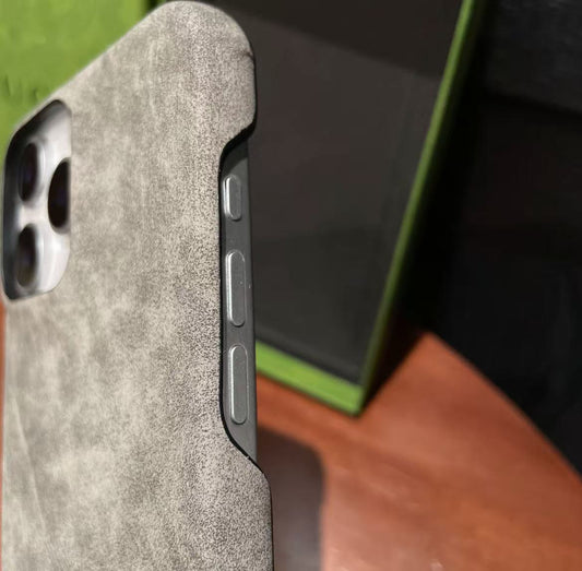 スマホケース ダブルC  絡み染め  耐衝撃・防振性能に優れ、高級感あふれるスマホケースで、iPhone に対応