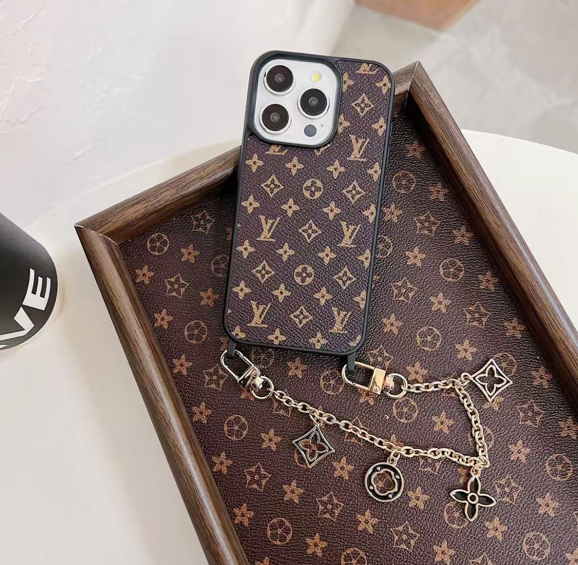 スマホケース ダブルV 耐衝撃・防振性能に優れ、高級感あふれるスマホケースで、iPhone に対応