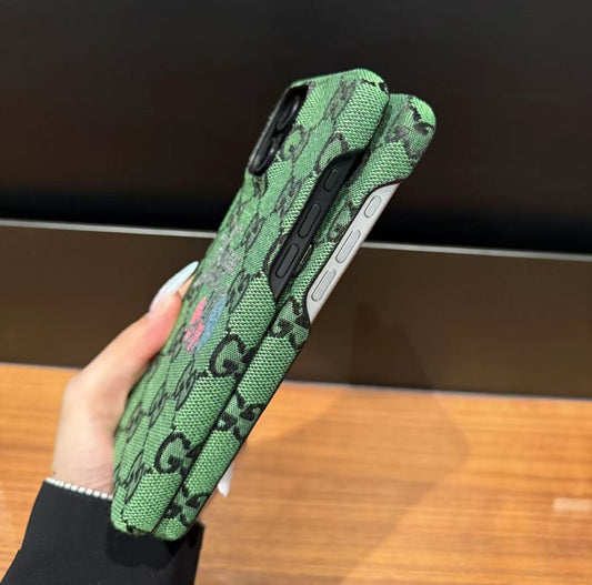 スマホケース ダブルG刺繍 カードケース付き 耐衝撃・防振性能に優れ、高級感あふれるスマホケースで、iPhone に対応