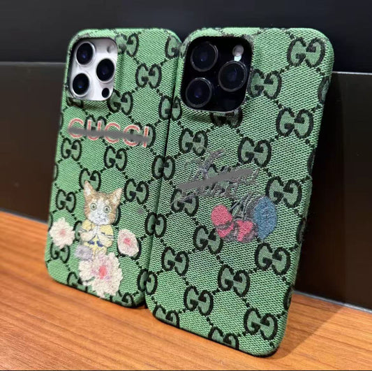 スマホケース ダブルG刺繍 カードケース付き 耐衝撃・防振性能に優れ、高級感あふれるスマホケースで、iPhone に対応