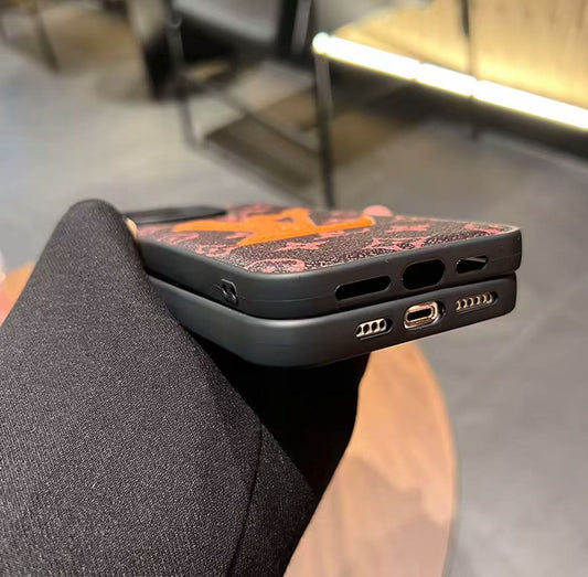 スマホケース 大きいロゴ ダブルV  耐衝撃・防振性能に優れ、高級感あふれるスマホケースで、iPhone に対応