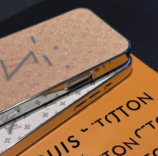 スマホケース  ダブルV  マット質感  レンズ保護膜付き  耐衝撃・防振性能に優れ、高級感あふれるスマホケースで、iPhone に対応