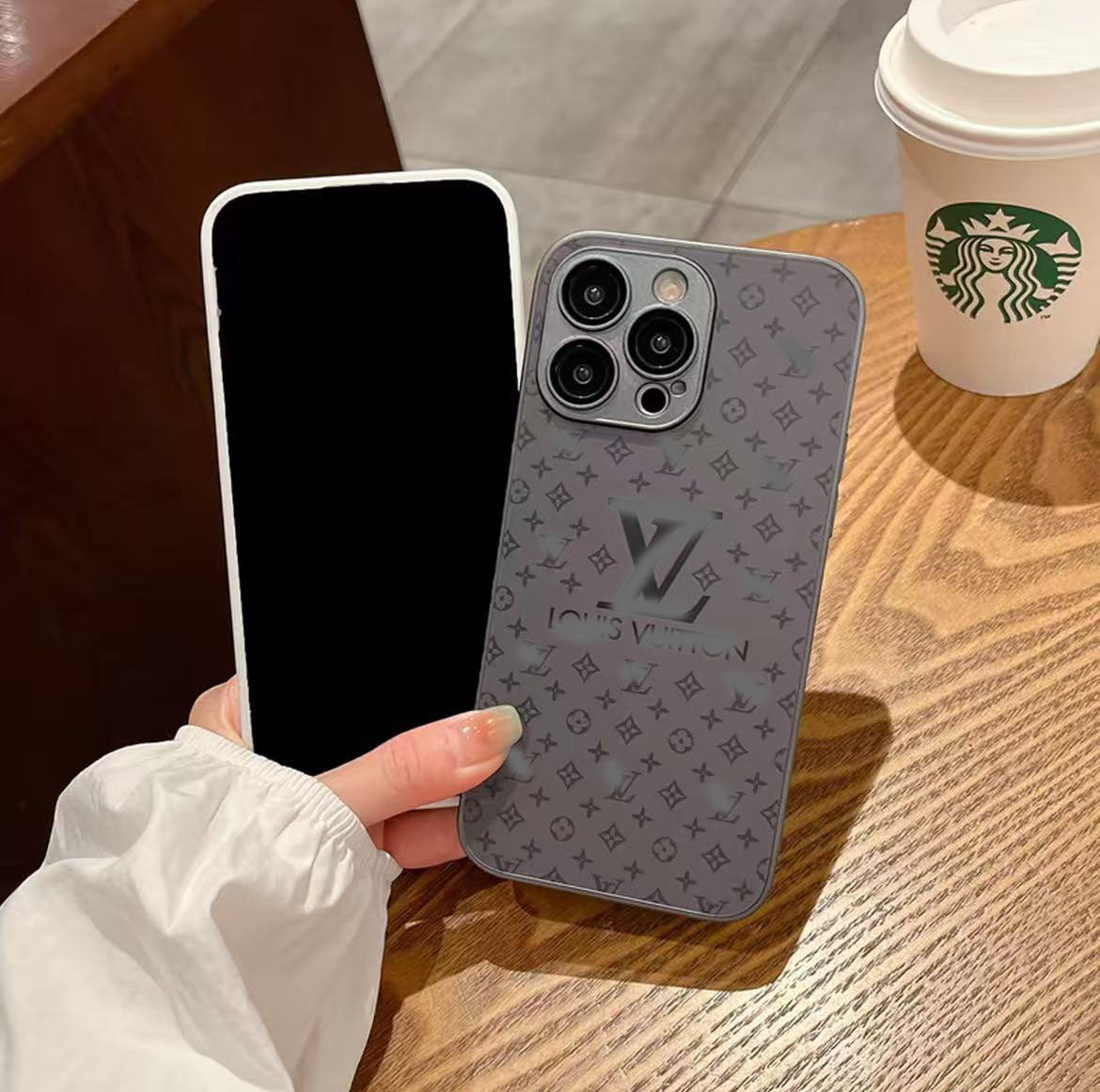 スマホケース ガラス質感 ダブルV レンズ保護付き 耐衝撃・防振性能に優れ、高級感あふれるスマホケースで、iPhone に対応
