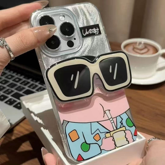 スマホケース クレヨンしんちゃんテーマ サングラス型のスタンドが付属  耐衝撃・防振性能に優れ、高級感あふれるスマホケースで、iPhone に対応
