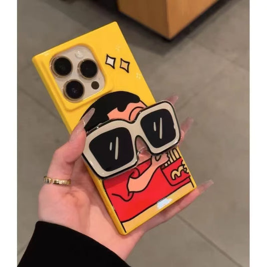 スマホケース クレヨンしんちゃんテーマ サングラス型のスタンドが付属  耐衝撃・防振性能に優れ、高級感あふれるスマホケースで、iPhone に対応