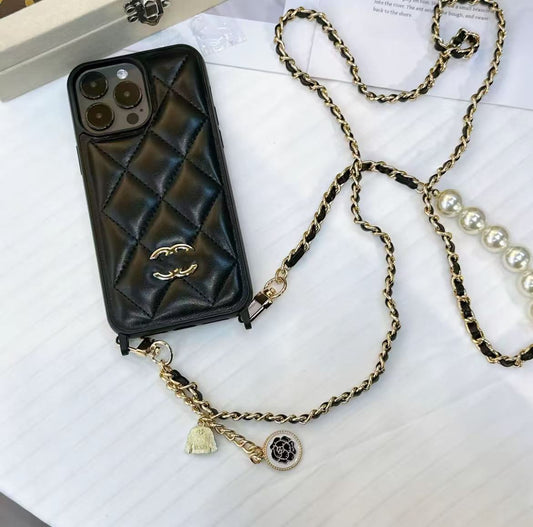 スマホケース 高級感 ダブルC 耐衝撃・防振性能に優れ、高級感あふれるスマホケースで、iPhone に対応