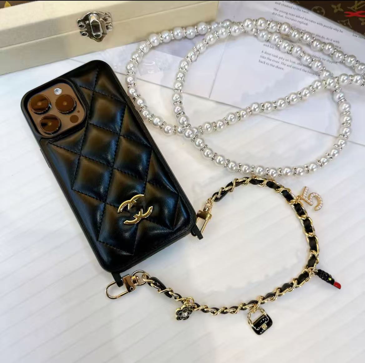 スマホケース 高級感 ダブルC 耐衝撃・防振性能に優れ、高級感あふれるスマホケースで、iPhone に対応