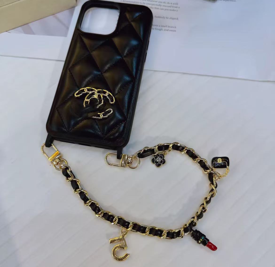 スマホケース 高級感 ダブルC 耐衝撃・防振性能に優れ、高級感あふれるスマホケースで、iPhone に対応