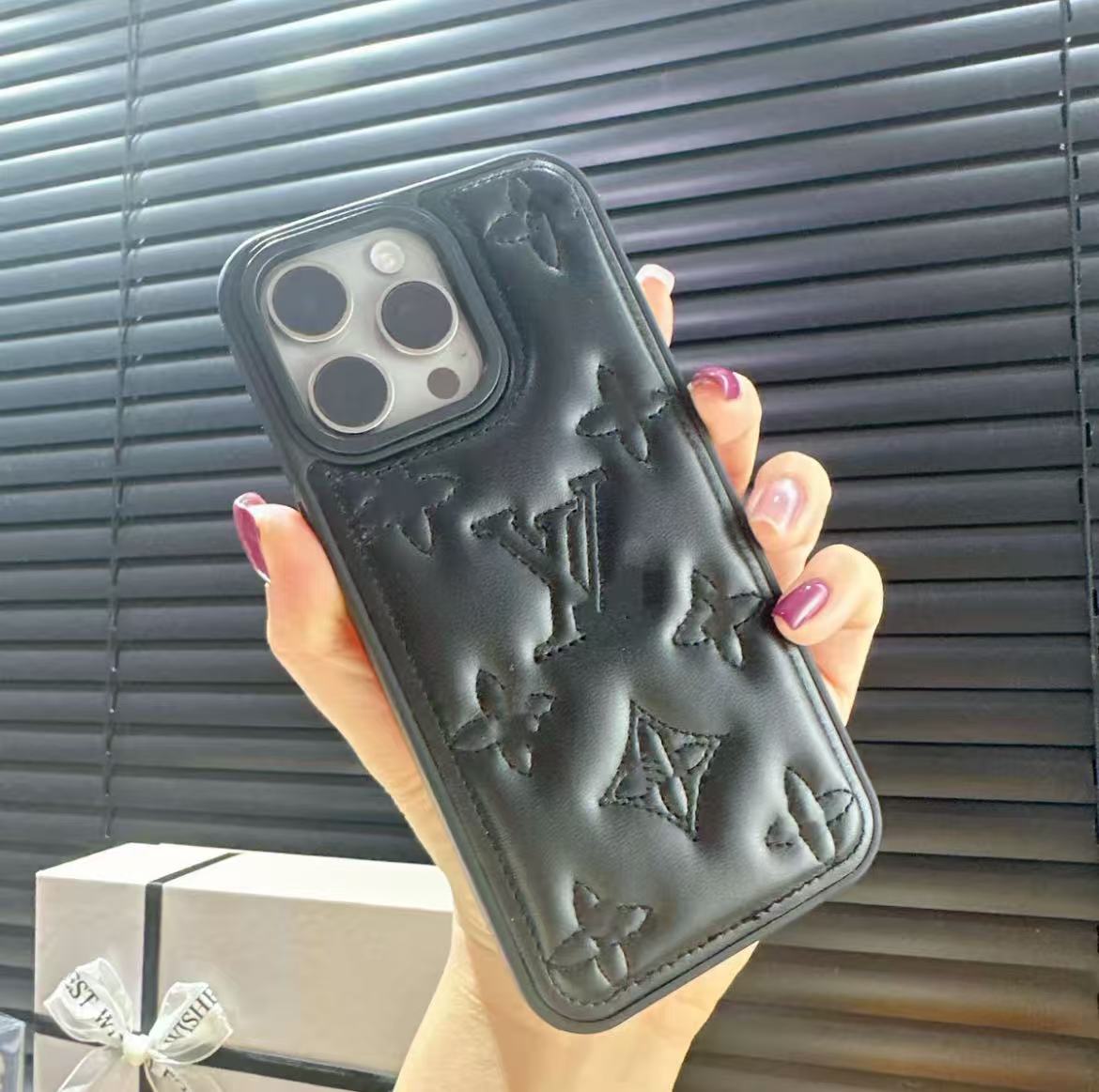 スマホケース 高級感 ダブルV 耐衝撃・防振性能に優れ、高級感あふれるスマホケースで、iPhone に対応