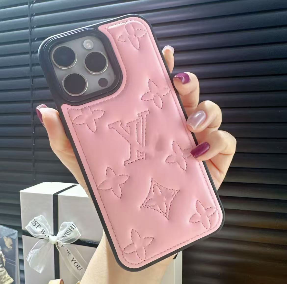 スマホケース 高級感 ダブルV 耐衝撃・防振性能に優れ、高級感あふれるスマホケースで、iPhone に対応