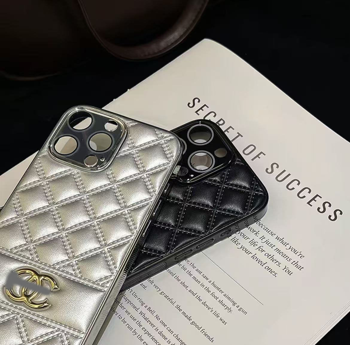 スマホケース 高級感 ダブルC 耐衝撃・防振性能に優れ、高級感あふれるスマホケースで、iPhone に対応