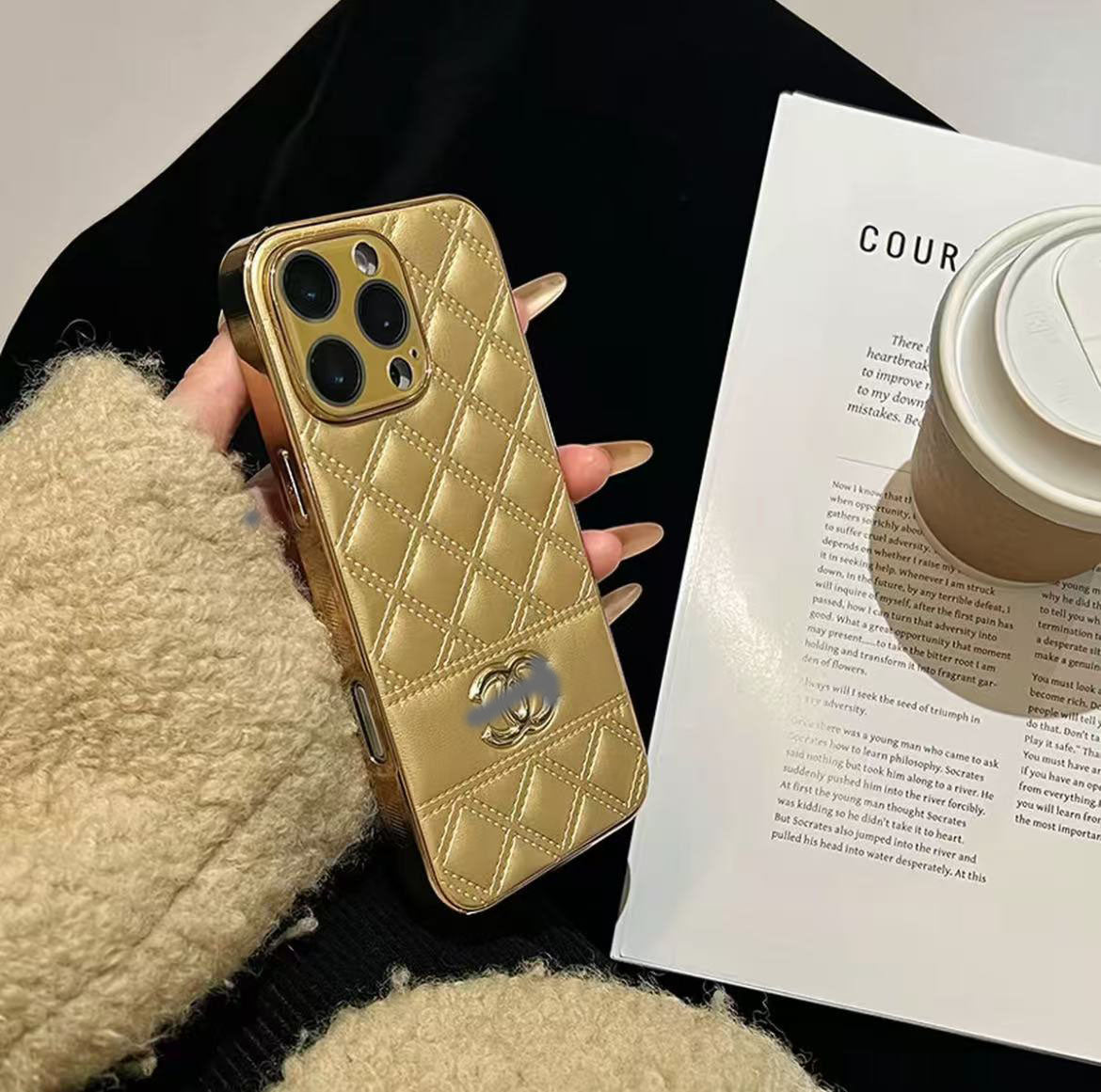 スマホケース 高級感 ダブルC 耐衝撃・防振性能に優れ、高級感あふれるスマホケースで、iPhone に対応