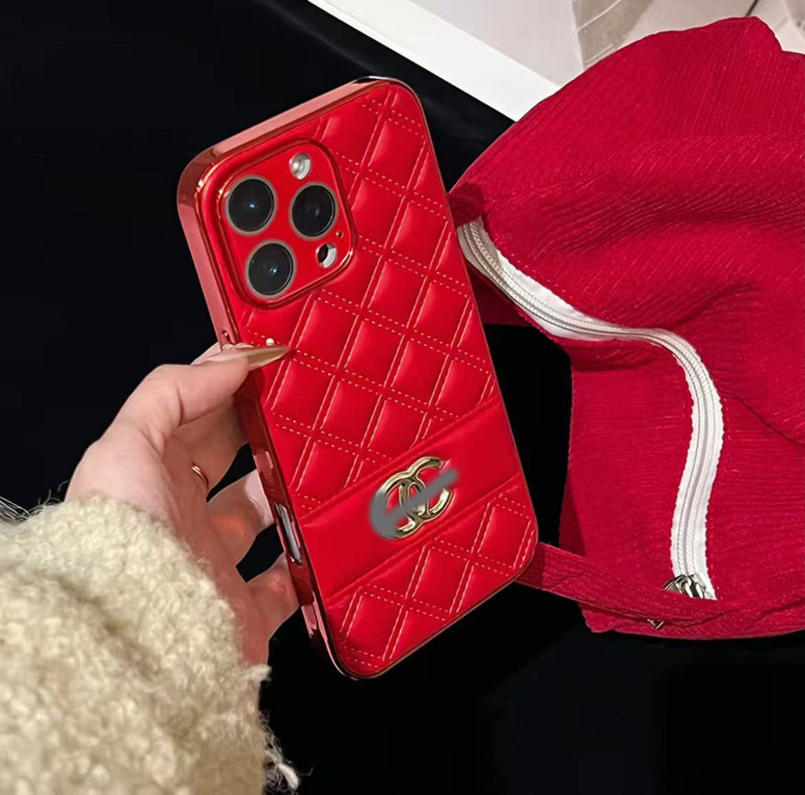 スマホケース 高級感 ダブルC 耐衝撃・防振性能に優れ、高級感あふれるスマホケースで、iPhone に対応