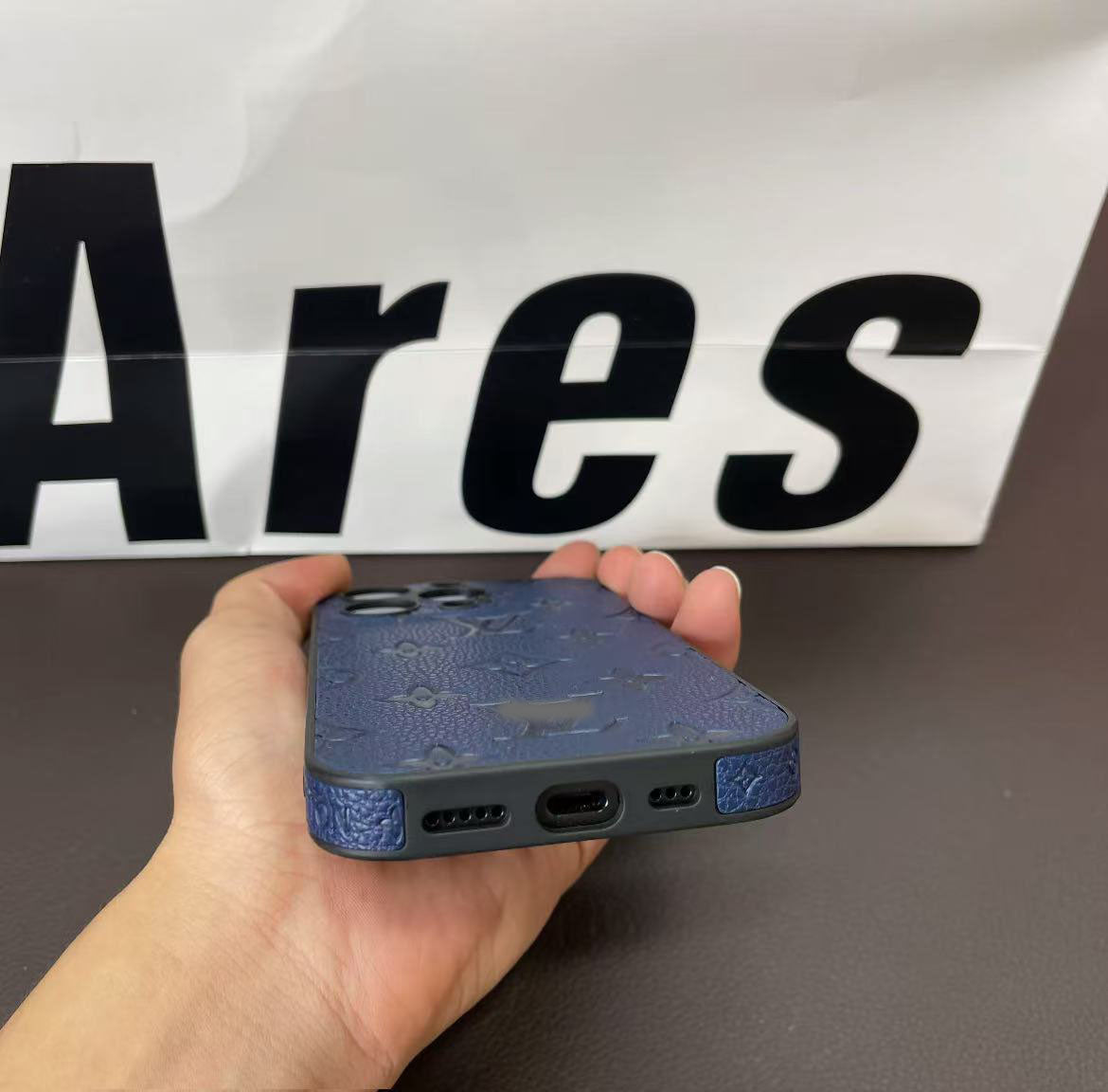 スマホケース 高級感 ダブルV 耐衝撃・防振性能に優れ、高級感あふれるスマホケースで、iPhone に対応