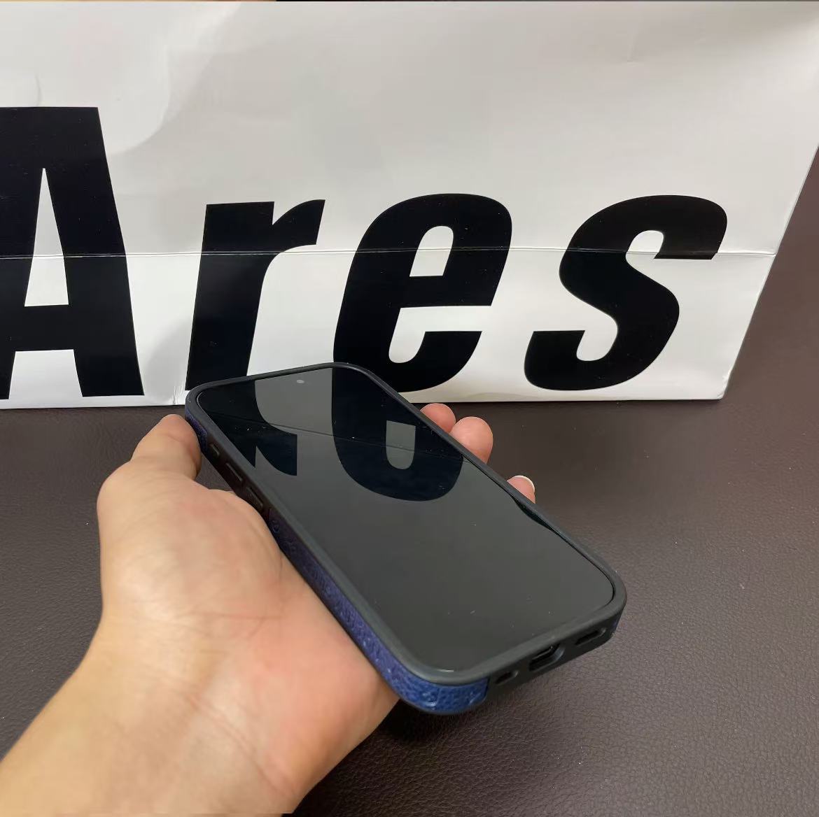 スマホケース 高級感 ダブルV 耐衝撃・防振性能に優れ、高級感あふれるスマホケースで、iPhone に対応