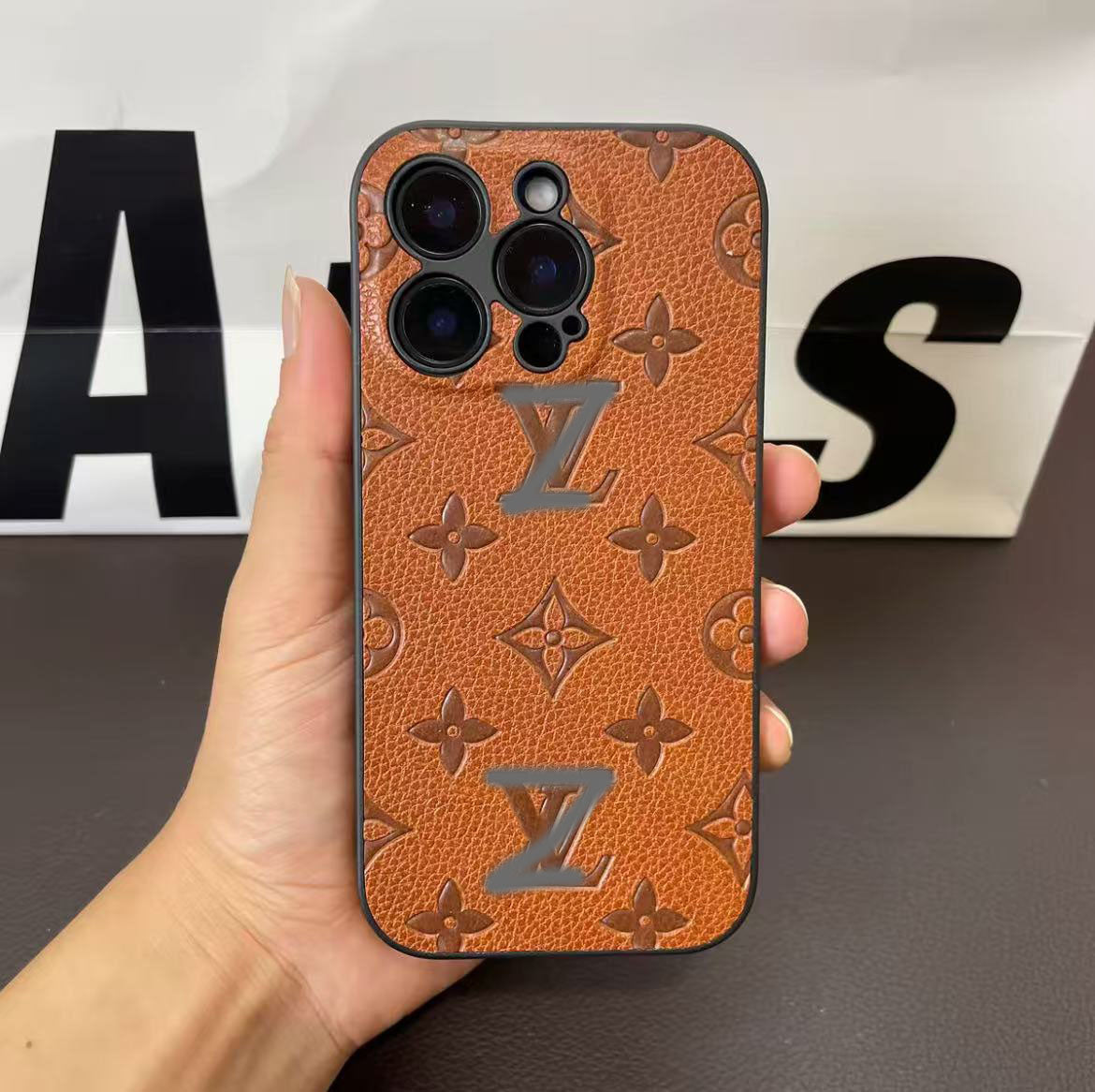 スマホケース 高級感 ダブルV 耐衝撃・防振性能に優れ、高級感あふれるスマホケースで、iPhone に対応