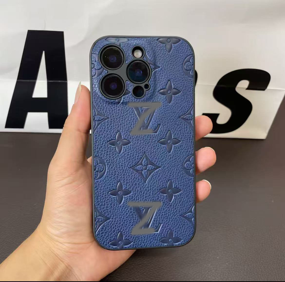 スマホケース 高級感 ダブルV 耐衝撃・防振性能に優れ、高級感あふれるスマホケースで、iPhone に対応