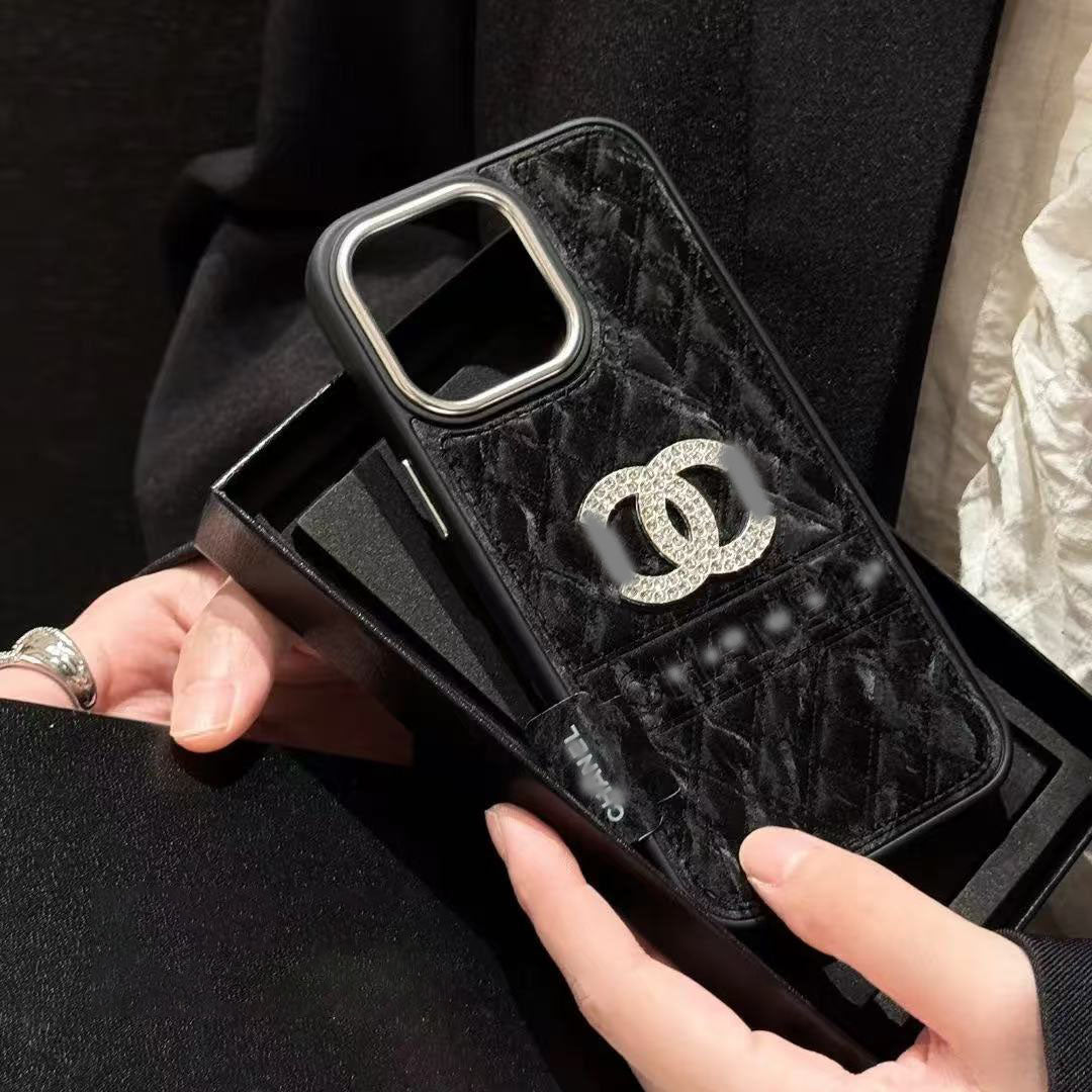 スマホケース ファーシリーズ高級感 ダブルC 耐衝撃・防振性能に優れ、高級感あふれるスマホケースで、iPhone に対応