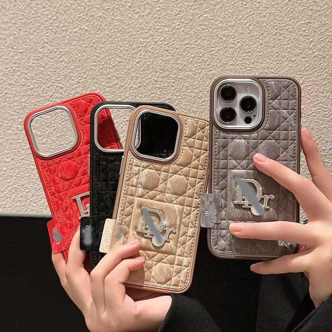 スマホケース ファーシリーズ高級感 ダブルDi** 耐衝撃・防振性能に優れ、高級感あふれるスマホケースで、iPhone に対応