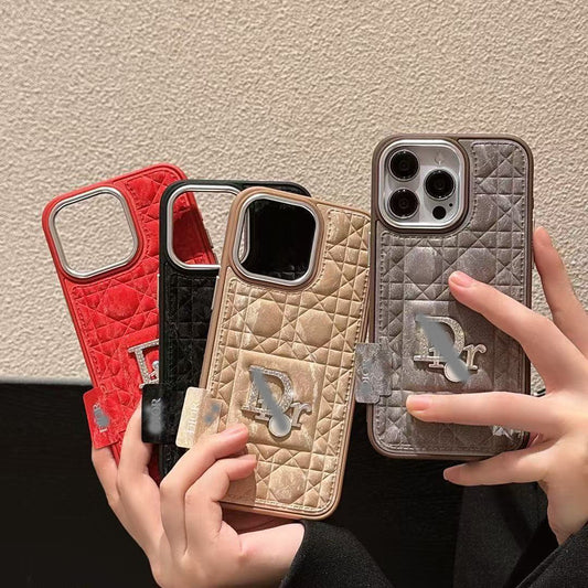 スマホケース  ファーシリーズ高級感  ダブルDi**  耐衝撃・防振性能に優れ、高級感あふれるスマホケースで、iPhone に対応