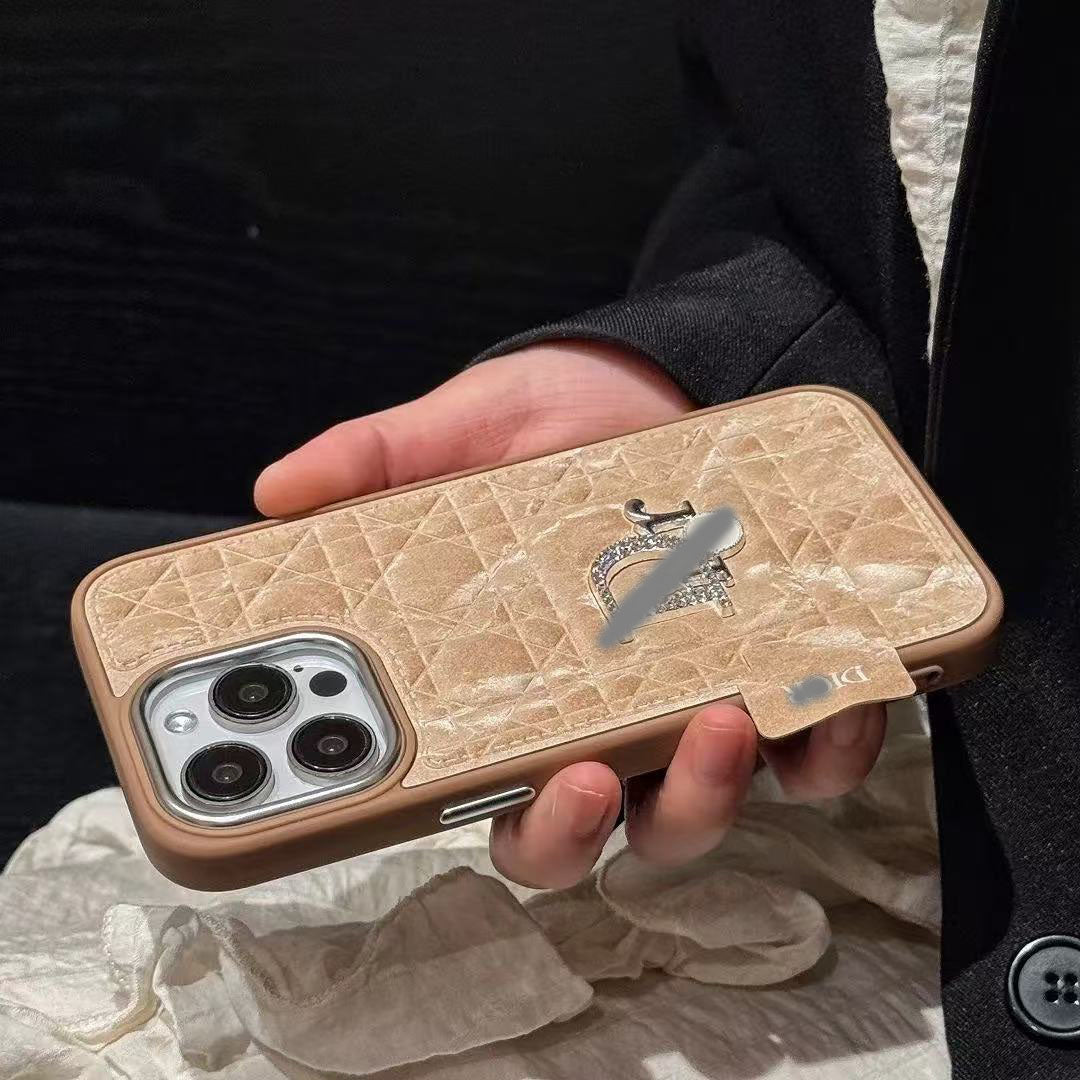スマホケース ファーシリーズ高級感 ダブルDi** 耐衝撃・防振性能に優れ、高級感あふれるスマホケースで、iPhone に対応