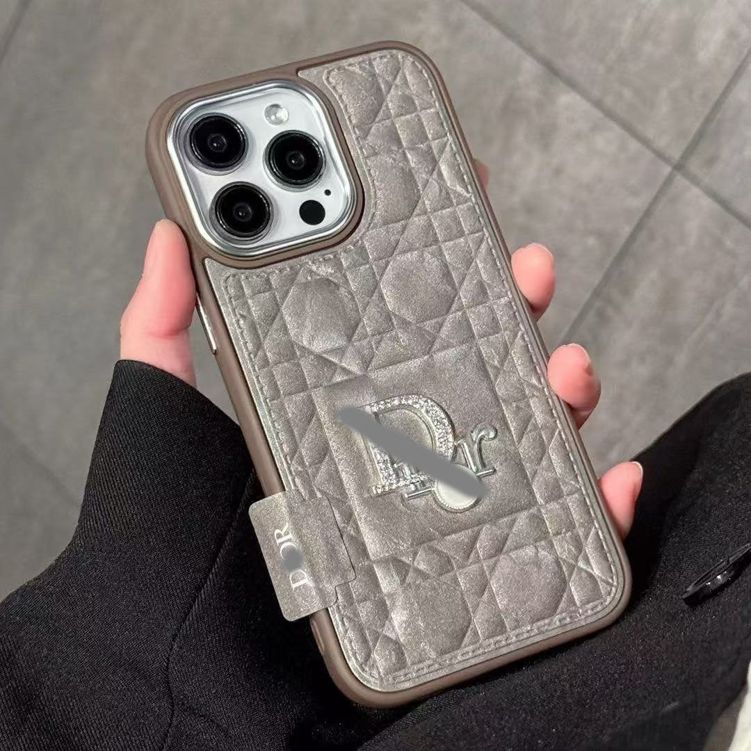 スマホケース ファーシリーズ高級感 ダブルDi** 耐衝撃・防振性能に優れ、高級感あふれるスマホケースで、iPhone に対応